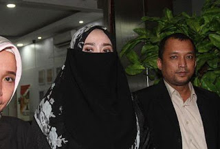 Berkostum Serba Hitam, Firza Husein Penuhi Panggilan Polda Metro