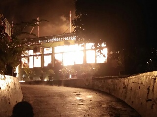 Diduga Tersambar Petir, Gedung SMPN 07 Pekanbaru Diamuk Si Jago Merah