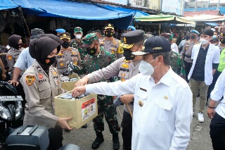 Bersama Gubernur, Kapolda Riau & Pangdam I BB Bagikan 2 Ton Beras & 15.000 Masker