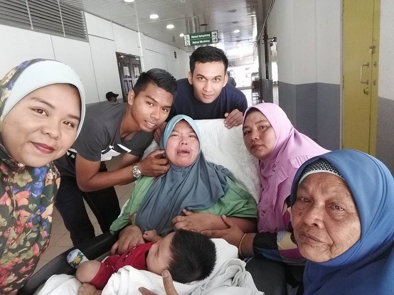 Ibu Ini Menangis Haru Pertama Kali Bertemu Bayinya, Setelah Koma 5 Bulan Usai Melahirkan