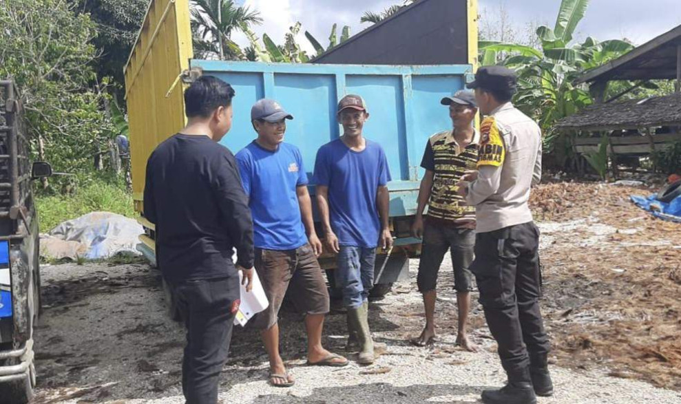 Sambangi Desa Pulau Palas, Polsek Tembilahan Hulu Minta Masyarakat Gunakan Hak Pilih Pilkada 2024