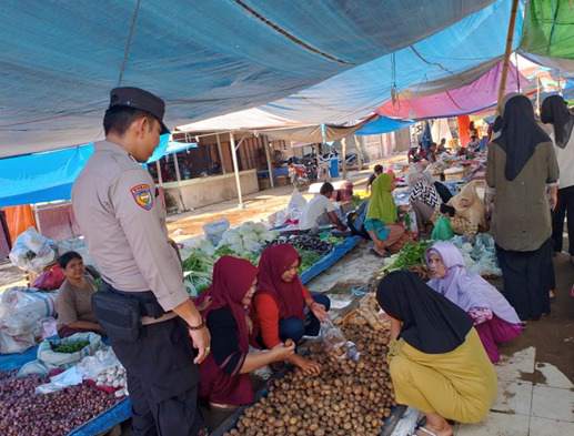 Polsek Tempuling Lakukan Patroli di Pasar Sungai Salak, Berikan Edukasi Pasca Pilkada