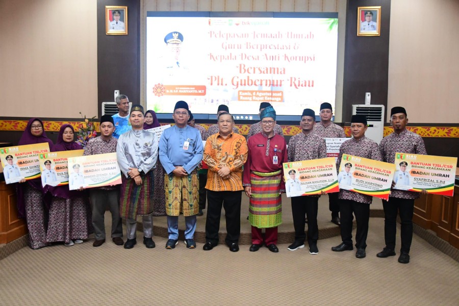 Plt Gubri Lepas Keberangkatan 11 Penerima Umrah Program CSR BRK Syariah dan PT Riau Petroleum