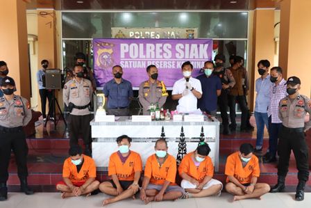 Anak Dibawah Umur Disuruh Layani Tamu Mabuk Sambil Goyang-goyang di Cafe, 4 Tersangka Diamankan