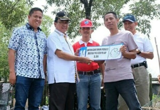 Bupati Inhil Serahkan Bantuan Kapal Motor & Alat Tangkap Kepada Kube Sehati Desa Kuala Enok