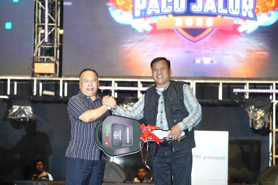 Penutupan Pacu Jalur, BRK Syariah Serahkan Bantuan Mobil Ambulans untuk Kuansing