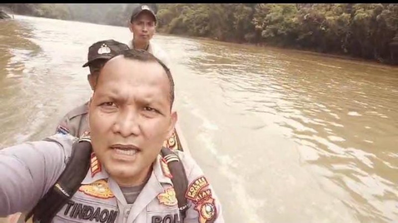 Lewati Sungai Besar dan Jalan Berlumpur, Polsek Rokan IV Koto Sampaikan Pesan Pilkada Damai di Desa Tanjung Medan