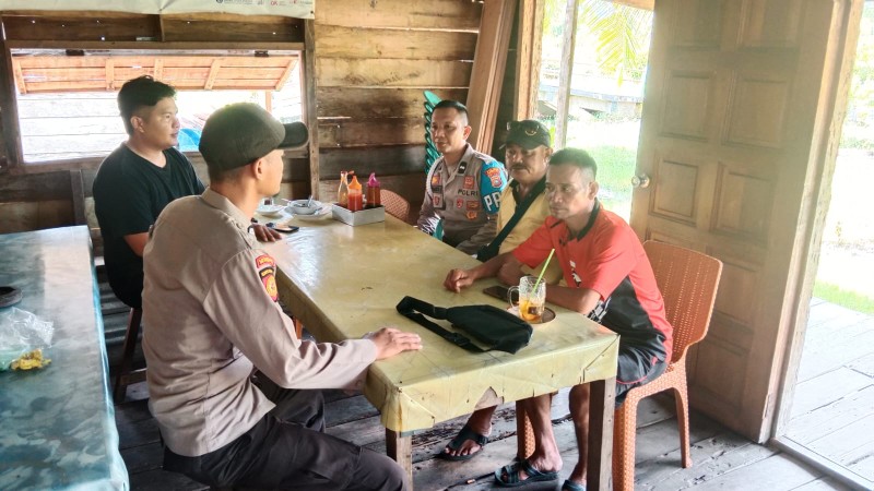 Sambangi Desa Kelapa Hibryda Jaya, Polsek Teluk Belengkong Minta Masyarakat Hindari Berita Hoax Pilkada