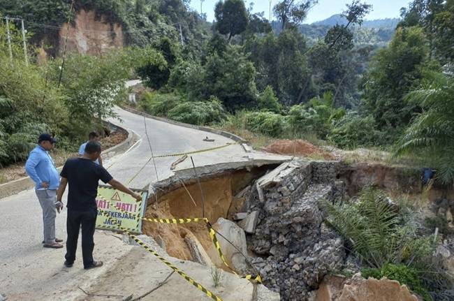PUPR Riau Usulkan Perbaikan Badan Jalan Rokan-Batas Sumbar Amblas Melalui BTT