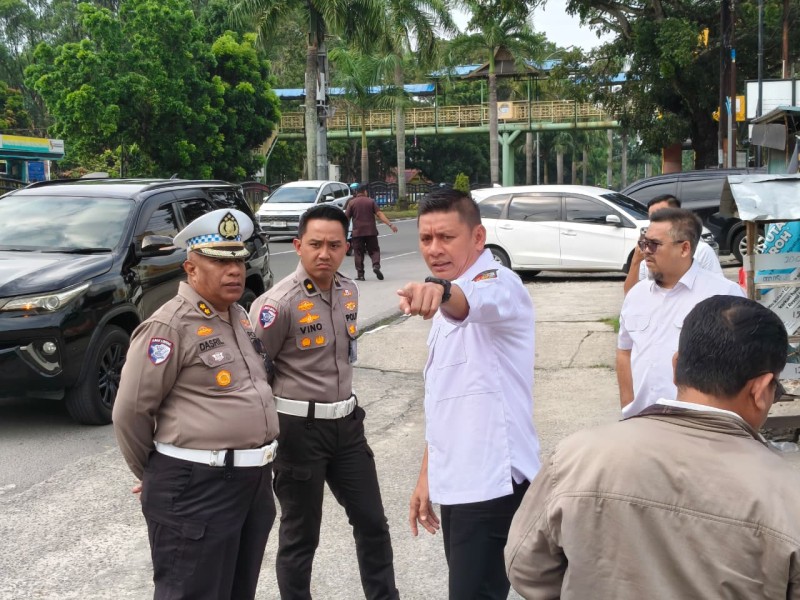 Atasi Banjir Sudirman, Ditlantas Polda Riau Gandeng PUPR Lakukan Penggalian Parit