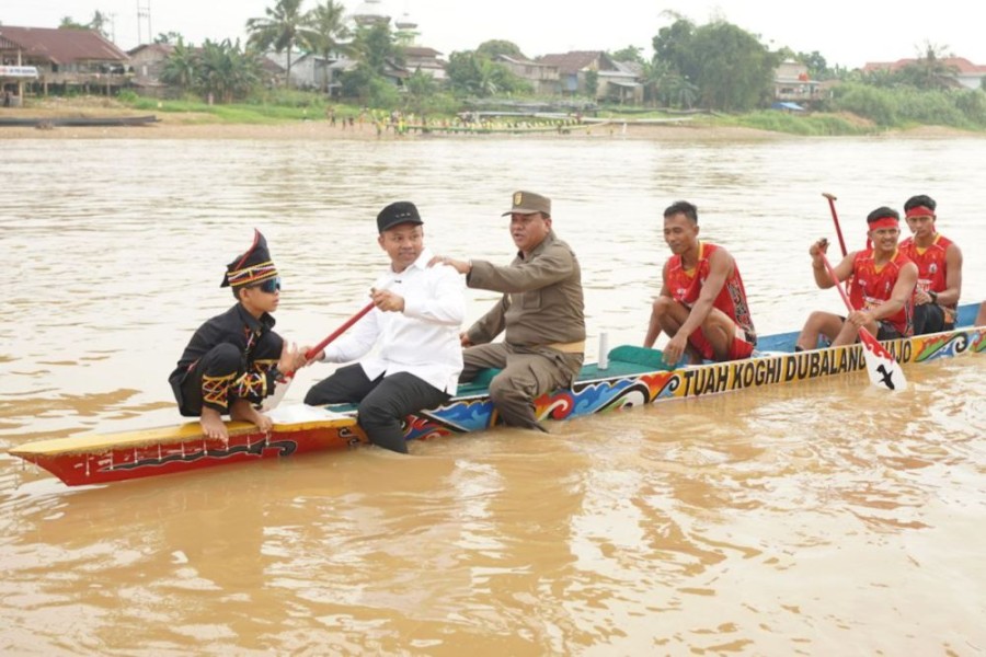 Ketika Gubri Wahid-Dikha Satu Sampan Mendayung di Batang Kuantan, Begini Reaksi Warga