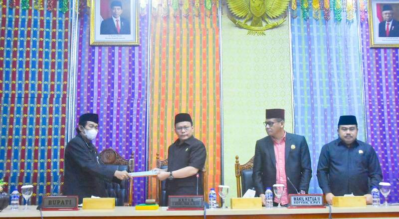 Gelar Paripurna, Bupati Bengkalis Terima Laporan Hasil Reses Masa Sidang II tahun 2023