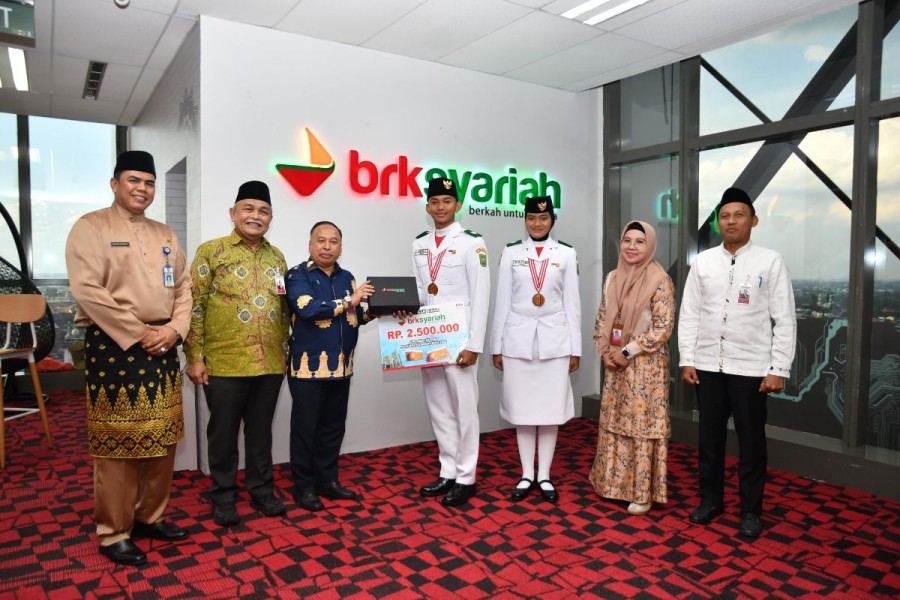 BRK Syariah Apresiasi Dua Pelajar Riau Anggota Paskibraka Nasional 2025