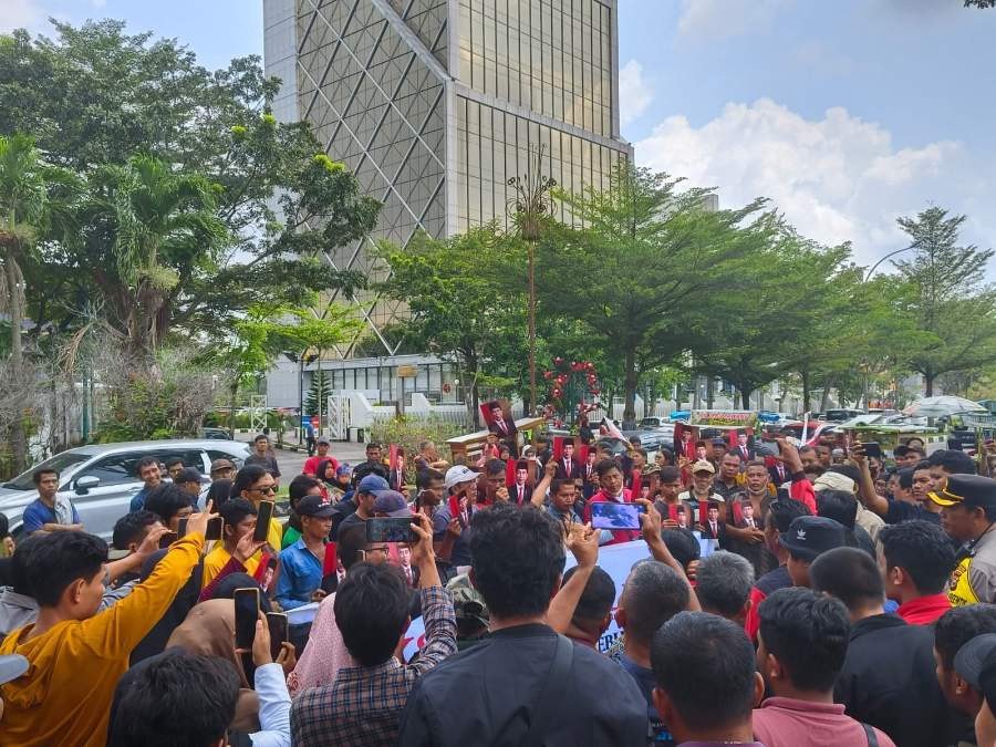 Puluhan Relawan Jahit Mulut di Kantor Gubri, Minta Jokowi Sikat Mafia Tanah