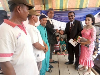 Tunaikan Janji, Martimbang Simbolon Sumbangkan Gaji Ke Tempat Ibadah