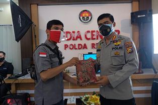 Polda Riau Bantu Sejumlah Alat Protokol Kesehatan untuk Awak Media