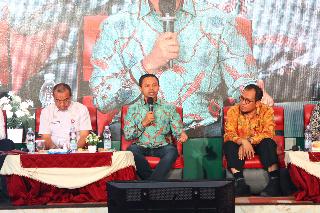 Abdul Wahid Bagikan Sertifikat Tanah Gratis kepada Warga Kampar Riau