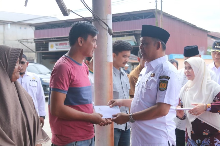 Bupati Herman Serahkan Bantuan kepada Korban Kebakaran di Tembilahan Hulu