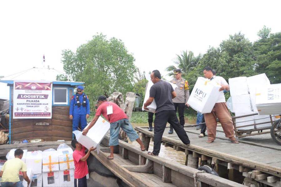 Polres Inhil Lakukan Pengamanan dan Pengawalan Logistik Pilkada 2024 ke 11 Kecamatan