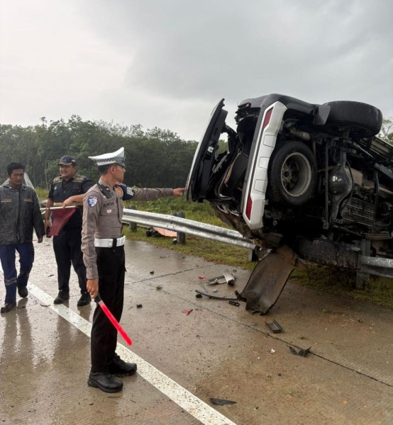 Fortuner Tergelincir di Tol Bangkinang akibat Hujan Deras, Satu Orang Luka Berat