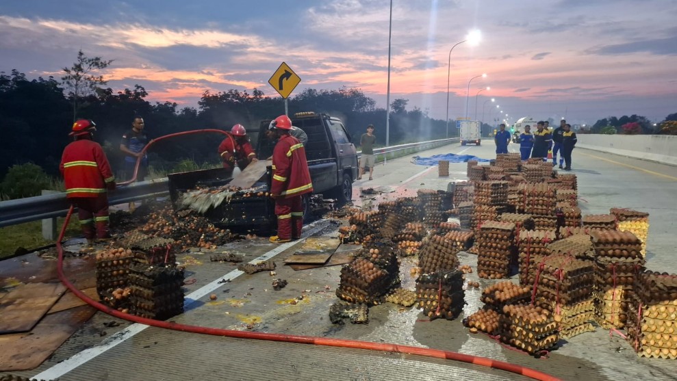 Mobil Pickup Angkut Telur Terbakar di Jalan Tol Pekanbaru Bangkinang