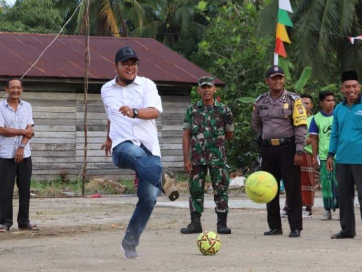 Buka Turnamen Futsal Sarung, Iwan Taruna : Jadikan Momentum Bersatunya Pemuda Desa Sialang Panjang