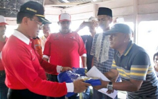 Bupati Inhil Serahkan Bantuan Kepada Korban Tanah Longsor