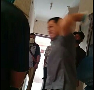 Kritikan Massa PMI Disambut Aksi Lempar Sembako oleh Anggota Dewan