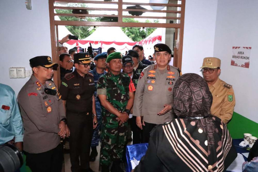 Lakukan Peninjauan dan Pengecekan Pemungutan Suara, Kapolda Riau Apresiasi Inovasi Kapolres Siak