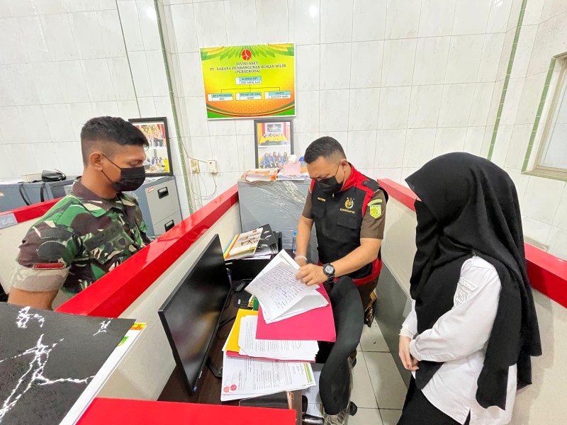 Geledah Kantor SPRH dan Rumah Mantan Direksi,  Kejati Riau Sita Dokumen Terkait Dugaan Korupsi Dana PI Rp551 Miliar