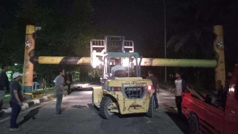 Besi Portal Jembatan Leighton Kembali Dipasang Usai Ditabrak Truk