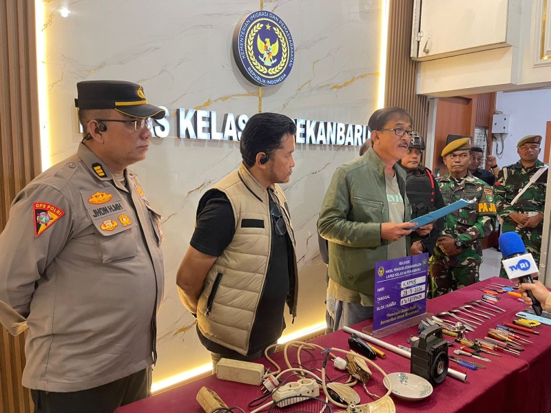 Lapas Pekanbaru Digerebek, Petugas Sita HP dan Benda Tajam dari Kamar Napi