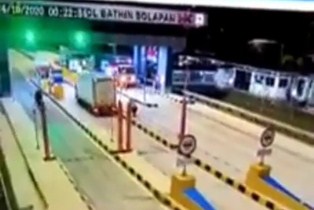 Mobil Box Tabrak Portal Tol Permai Ngaku Dikejar OTK, Alasan Sopir Masuk Akal Ngak? 