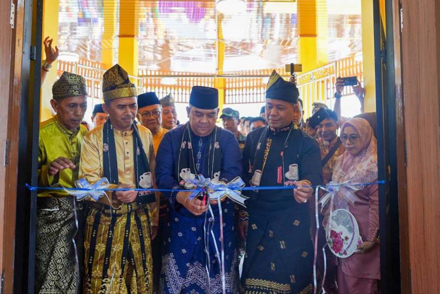 Gubri Edy Natar Resmikan Balai Adat Cerenti Kuansing