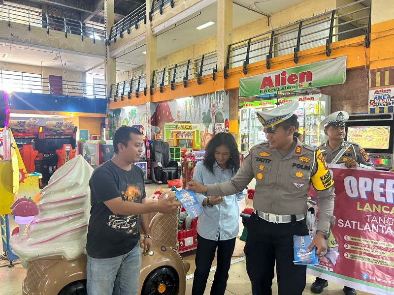 Sadar Pasar Modern, Satlantas Polres Rohul Sebarkan Brosur dan Pesan Pilkada Damai 2024