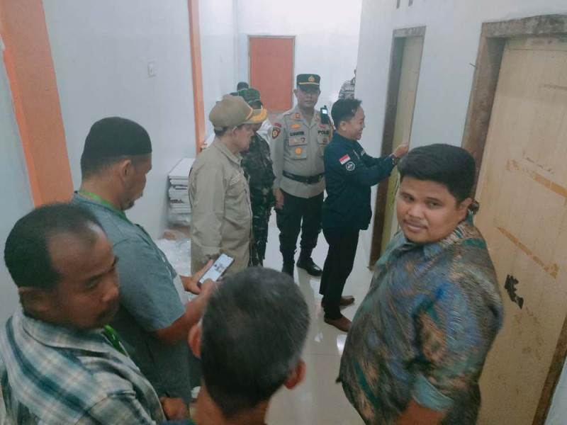 Kapolsek Tempuling Bersama Forkopimcam Tinjau Gudang Logistik Pilkada Jelang Sidang Pleno