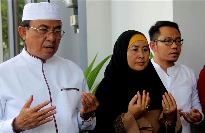 Bupati Inhil dan Isteri Kembali dari Tanah Suci