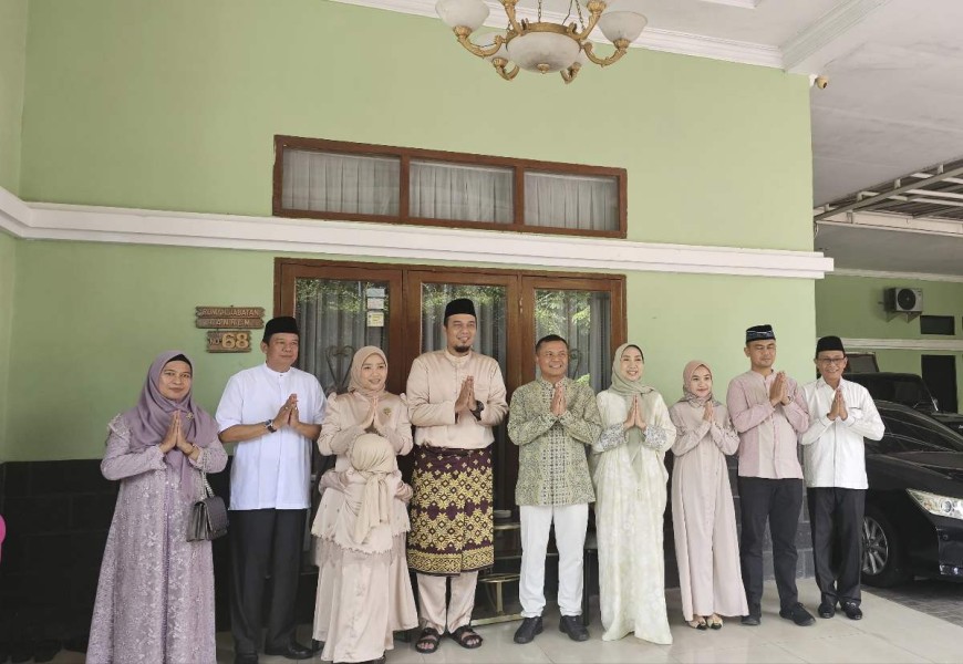 Hari Kedua Lebaran Idul Fitri, Bupati Inhu Ade Hartanto Kunjungi Kediaman Damren dan Gubri Wahid