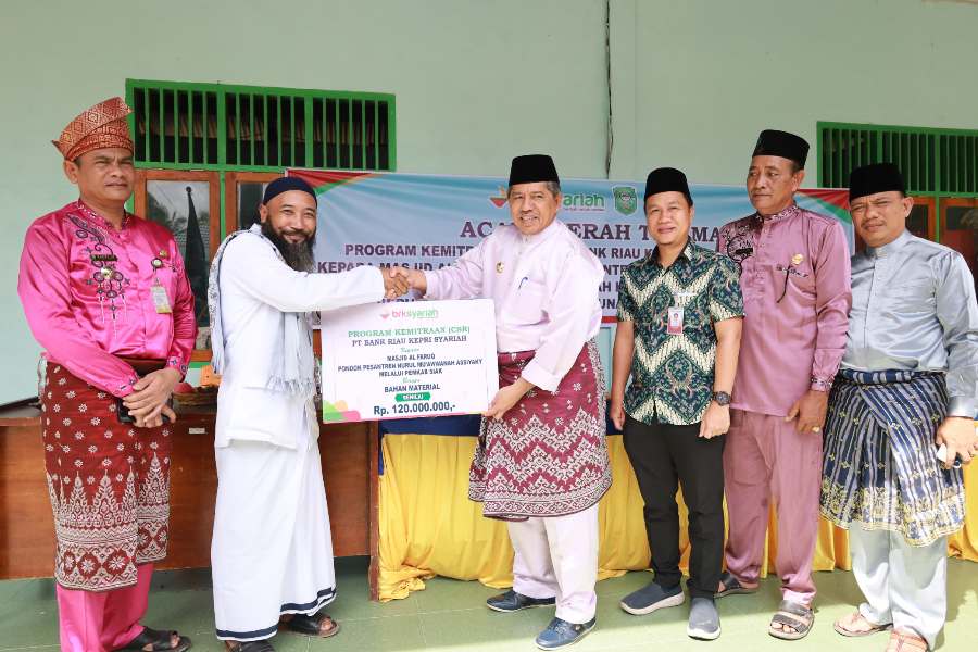 Bupati Siak Alfedri Serahkan CSR BRK Syariah Tingkatkan Fasilitas Rumah ...