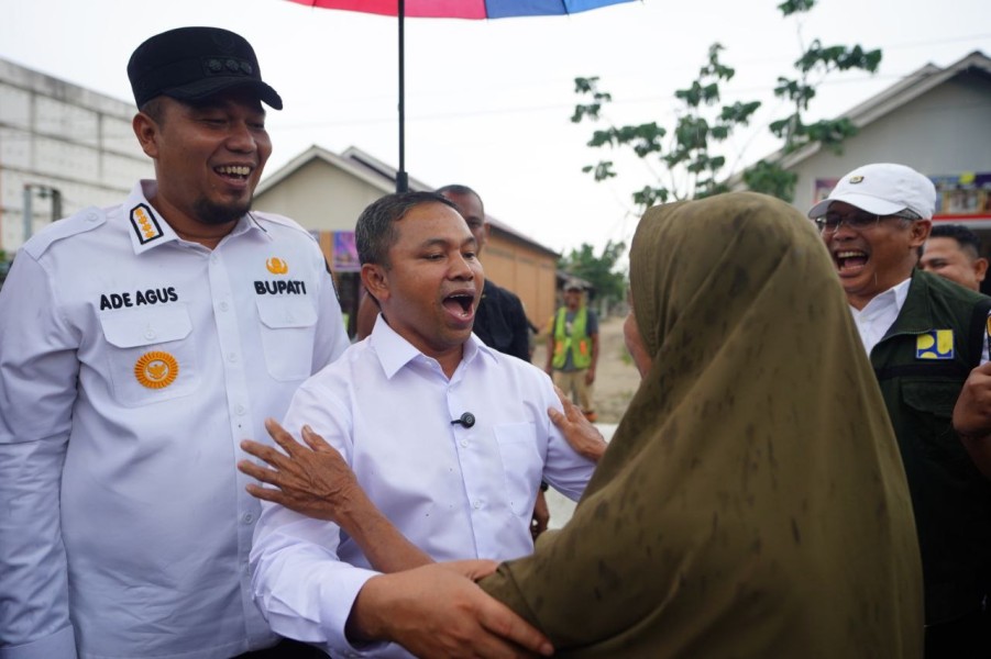 Jalan Diperbaiki, Warga Bongkal Malang Inhu Gembira Sambut Gubri Wahid-Bupati Ade Agus