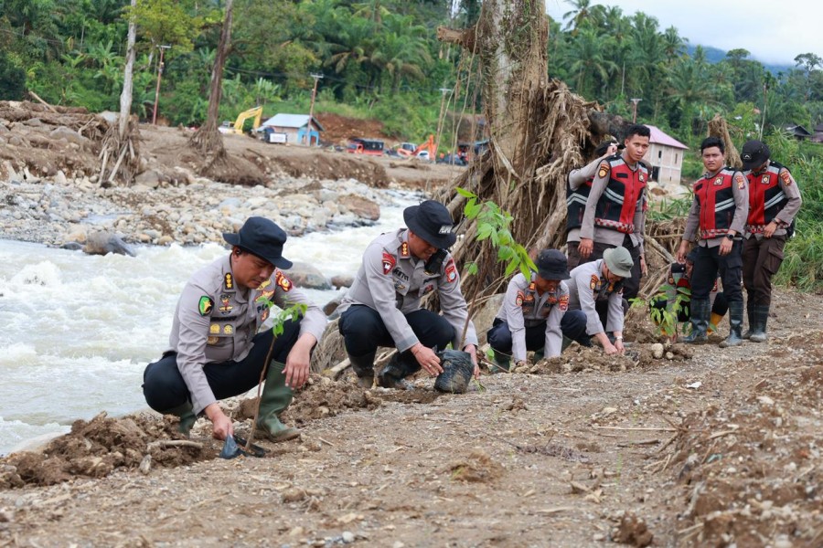 Misi Kemanusiaan Berakhir, Polda Riau Wariskan Pohon di Agam Sumbar