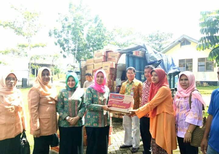 Hj.Emi Safitri Mursini Serahkan Bantuan Korban Banjir Kuansing 