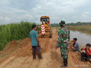Anggota Satgas TMMD Terus Kebut Pelaksanaan Pengerasan Jalan Penghubung Dua Desa