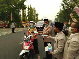 Kabut Asap Semakin Pekat,  Pemuda Muhammadiyah Bagi Masker Gratis