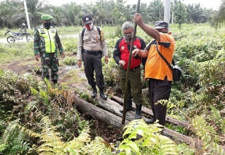 Selain Sosialisasi Covid-19, Babinsa di Siak Rutin Patroli Karhutla 