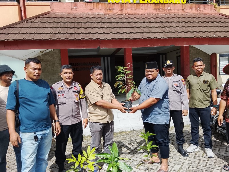 Dukung Green Policing Kapolda Riau, PT PAJ Tanam 50 Pohon di Kota Pekanbaru