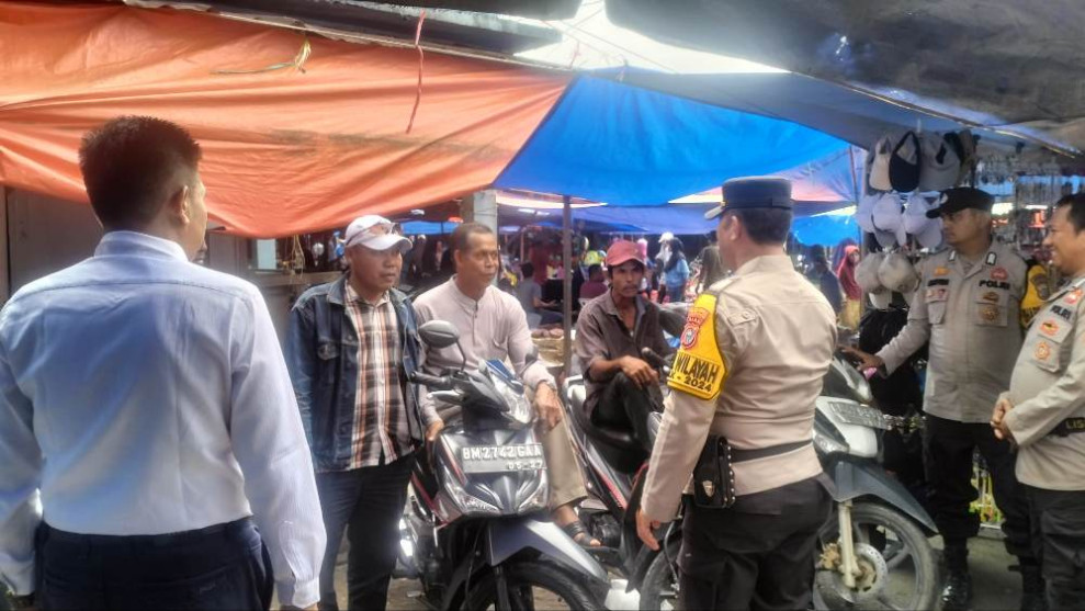 Jaga Suasana Kondusif Jelang Pilkada, Polsek Tempuling Patroli di Pasar Senen Sungai Salak