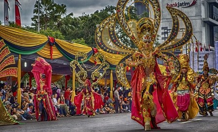 Ratusan Busana Etnik di Banyuwangi Ethno Carnival 2017