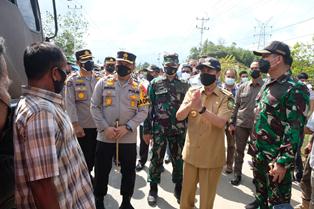 Tim Pengabdian Kukerta UNRI & Satgas Covid Bungaraya Tinjau Posko PPKM & Prokes di Rumah Makan