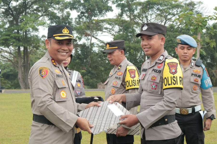 Kapolres Kuansing Pimpin Apel Akbar Bhabinkamtibmas dan Polisi RW Tingkatkan Kesiapan Jelang Pilkada 2024